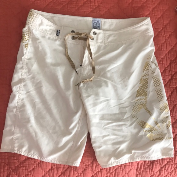Girls juniors Volcom board shorts - Picture 1 of 5